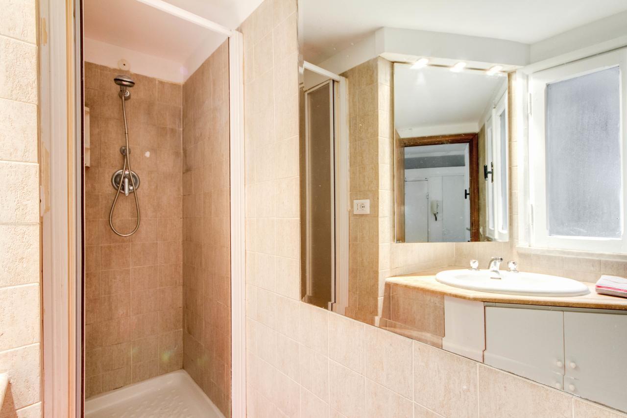 120 m² dengan 2 kamar tidur dan 1 kamar mandi pribadi di Navona Apartment Rome Bagian luar foto